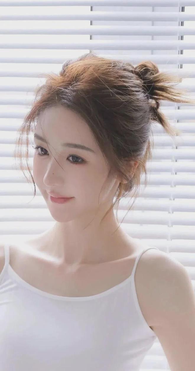 男生都坤坤放到了仙女的脚上